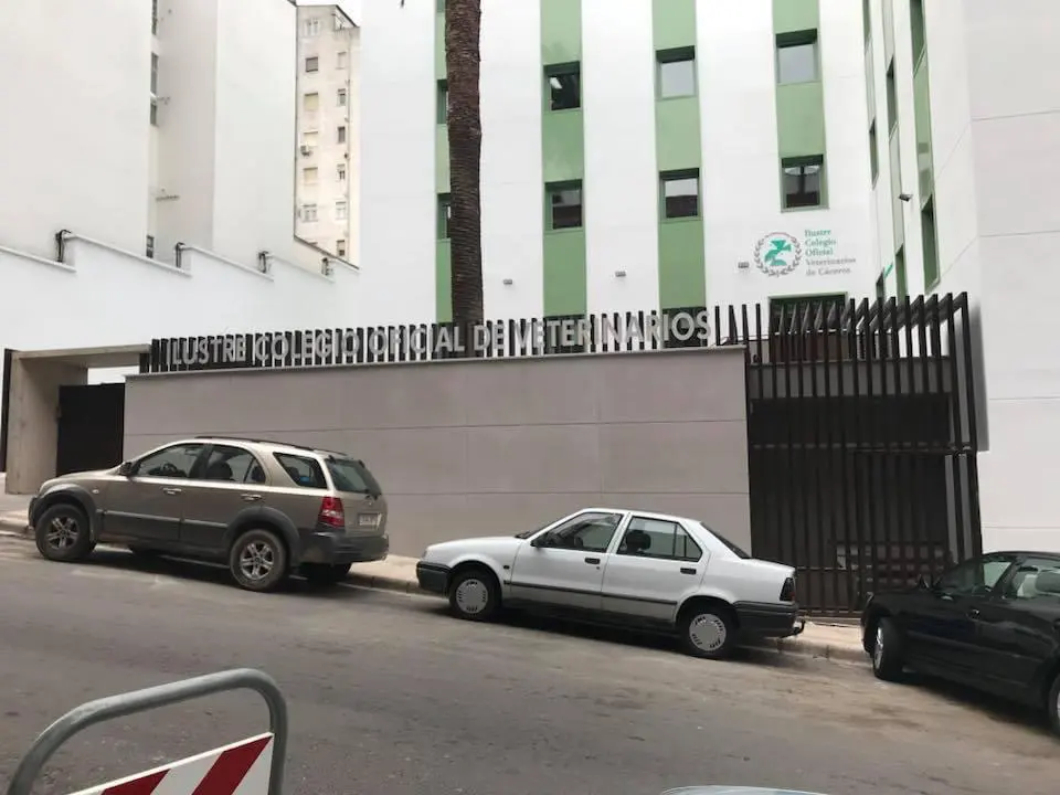 Cerrajería. Estructuras metálicas. Cerramiento perimetal colegio veterinarios