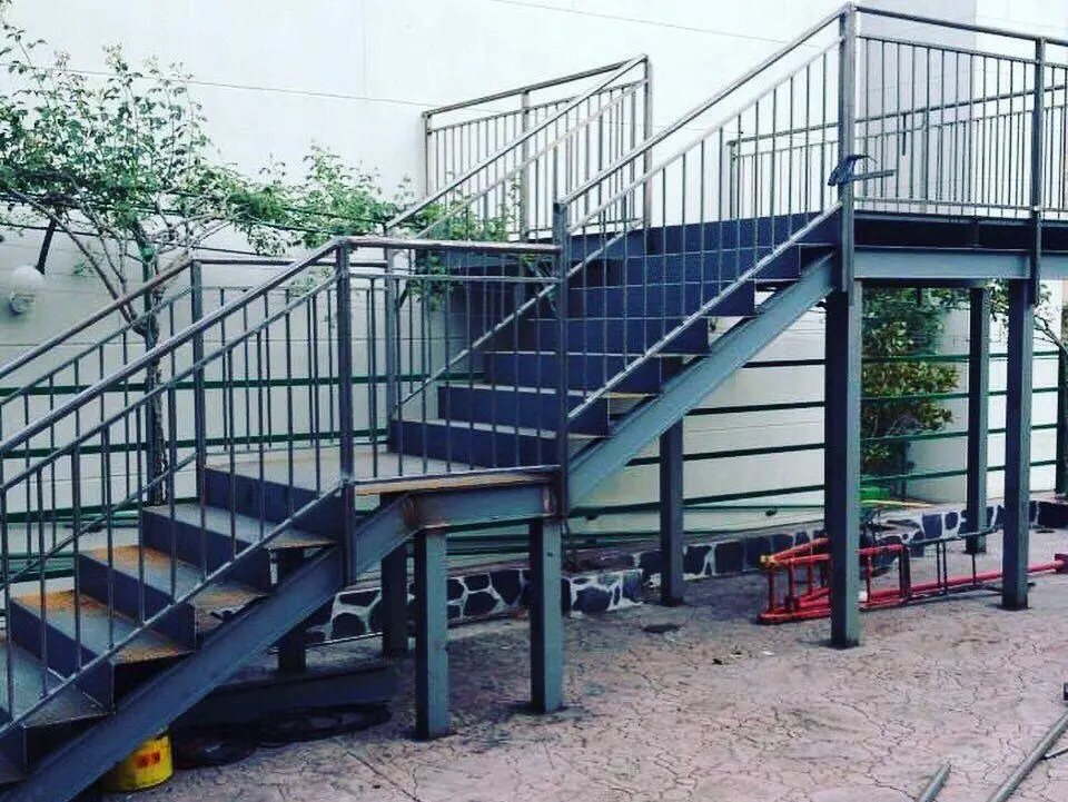 Cerrajería. Estructuras metálicas. Escalera metálica y barandilla metálica