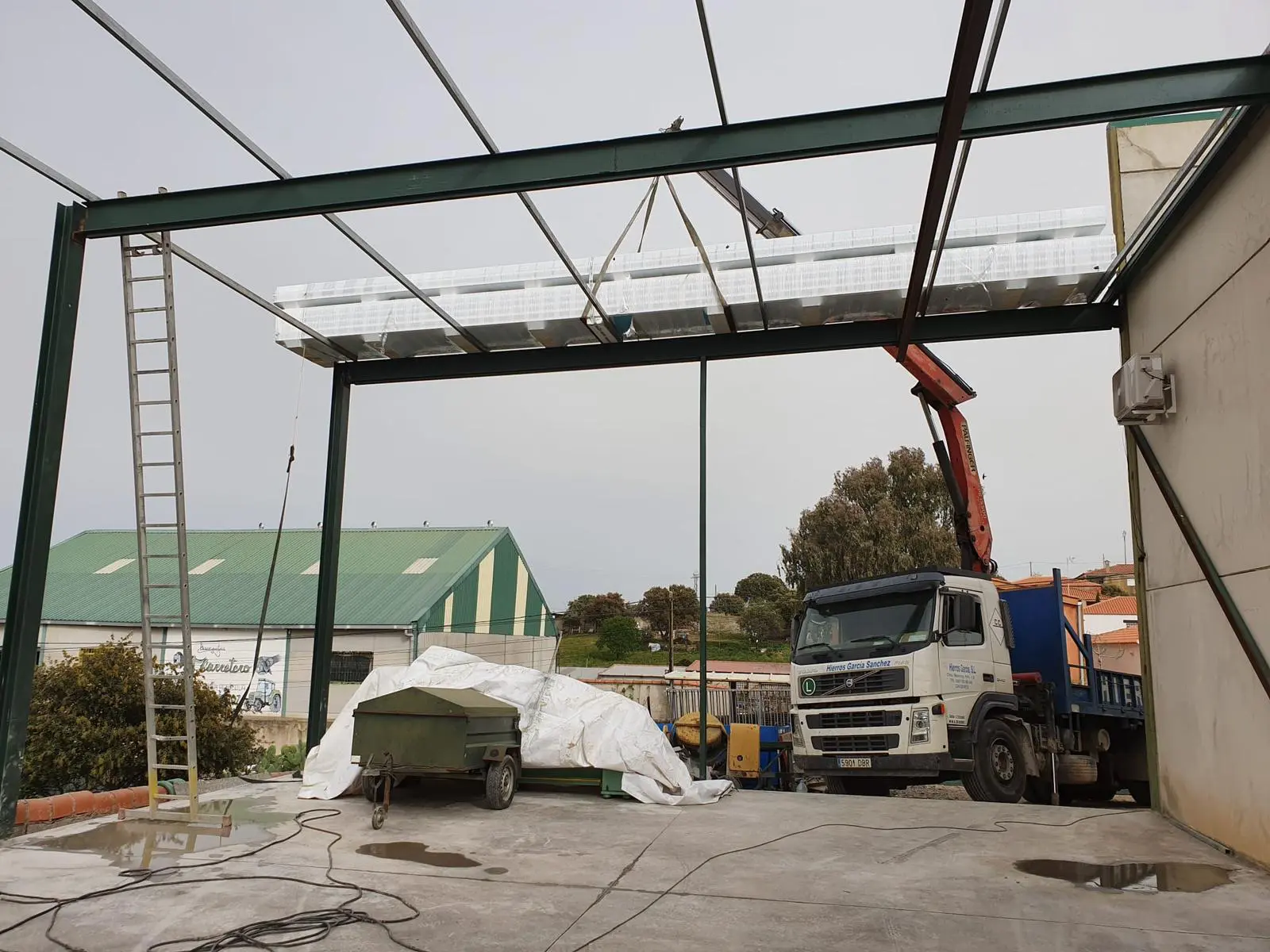 Estructuras metálicas. Movimiento de material con grúa