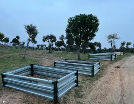 Material ganadero-comedero instalados. Estructuras metálicas.